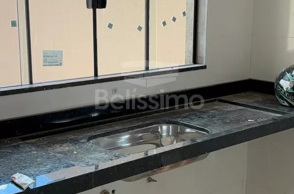 Casa com excelente localização. Casa de 2 quartos,  01(uma) sala de TV, 01 (uma) cozinha, (01) banheiro, 01 (uma) área de serviço coberta e garagem para 1 carro.