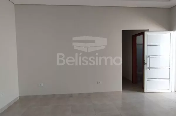 Linda Casa com excelente localização, 10 minutos do centro, Contendo 03(três) quartos, sendo uma suíte, 01(uma) sala de TV ampla,  01(uma) cozinha, 02(dois) banheiros, 01(uma) área de serviço coberta e com garagem para 2 carros.   Área Construída: 85,73m²