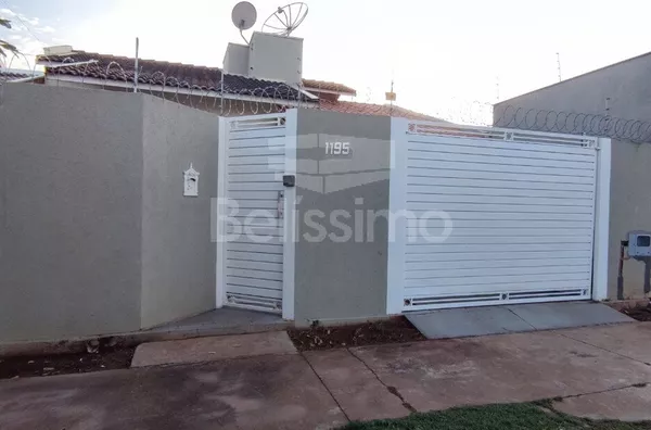 Linda Casa com excelente localização, 10 minutos do centro, Contendo 02(dois) quartos, sendo um com guarda-roupa embutido, 01(uma) sala com  01(uma) cozinha integrada e planejados, 01(um) banheiro, Ar-condicionado nos quartos e na sala, varanda ampla e co