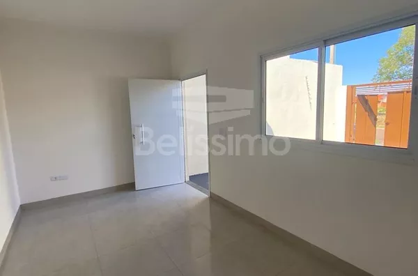 Casa com excelente localização no Quinta da Lagoa.  Casa Contendo: 03 (Três) Quartos, sendo 01 (um) suíte, 01 (uma) Sala de TV, 01 (uma) Cozinha, 02 (dois) Banheiros, 01 (uma) Área de serviço coberta, Garagem para 2 carros