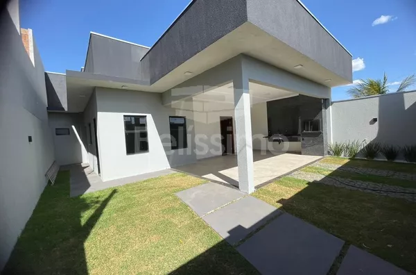 Casa com fino acabamento no Bairro Novo Europa, excelente localização 5 minutos da lagoa maior (cartão postal) da nossa cidade. Contendo 03(três) quartos, sendo uma suíte, 01(uma) sala, 01(uma) cozinha ampla, 02(dois) banheiros, lavanderia coberta,  Área 