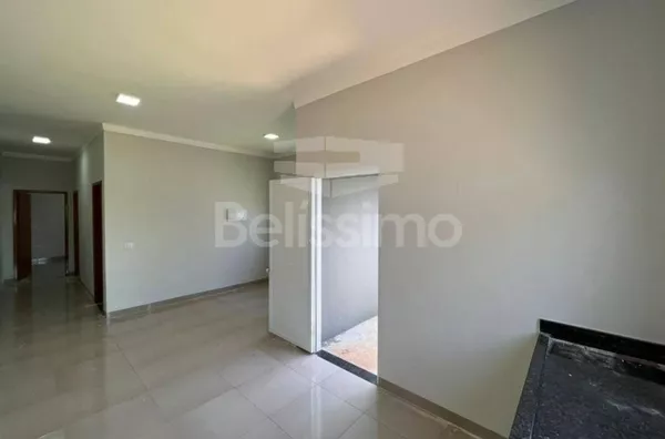 Casa localizada no bairro Bosque das Araras. Casa de 2 quartos,  sendo 01(uma) suíte 01(uma) sala de TV, 01 (uma) cozinha, (02) banheiros, 01 (uma) área de serviço coberta e garagem para 2 carros.