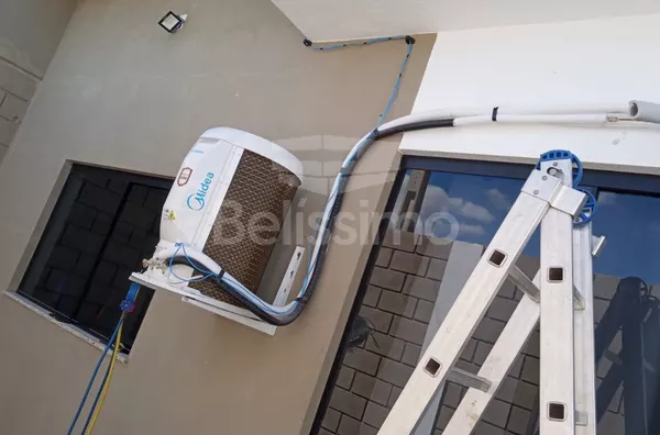 Barracão comercial com excelente localização.  Barracão comercial contendo:   01(um) Quarto ,01(uma) Sala de TV, 01(uma) Cozinha, 02(dois) Banheiros , 01(uma) Lavanderia coberta, 02 (dois) Ar-condicionado 01 (um) de 12 Mil BTUS e 01 (um) de 18 Mil BTUS