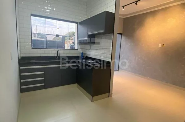 Linda casa no bairro Jardim das Acácias. Casa contendo, 2 (Dois) Quartos, sendo 1 (Uma) suíte, 2 (Dois) Banheiros com box e planejados, Sala de TV, Cozinha com cooktop e planejado, Lavanderia coberta e garagem para dois carros, concertina, cerca elétrica,