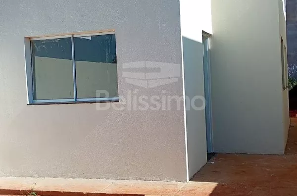 Casa com excelente localização no Loteamento OT. Casa de 2 quartos,  01(uma) sala de TV, 01 (uma) cozinha, (01) banheiro, 01 (uma) área de serviço coberta e garagem para 1 carro.