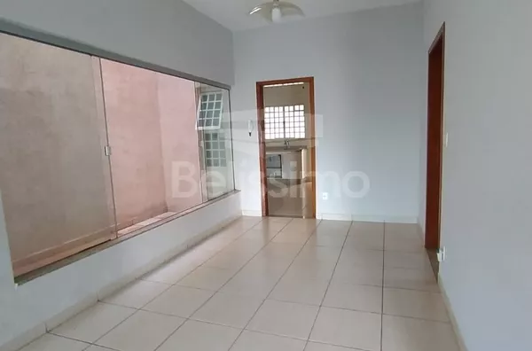 Casa com excelente localização 10 minutos do centro. Casa de 3 quartos, sendo 1 suíte, 01(uma) sala de TV, 01 (uma) sala de jantar,01 (uma) cozinha,  área de serviço coberta, 03 (três) banheiros, com garagem coberta para 2 carros, garagem descoberta cabem