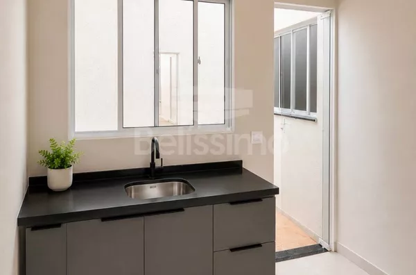 Casa com excelente localização 10 minutos do centro. Casa com 02 (dois) quartos, sendo 01 (um) suíte, 02 (dois) banheiros, 01 (uma) sala de estar, 01 (uma) cozinha, 01 (uma) lavanderia, com garagem - Foto 3