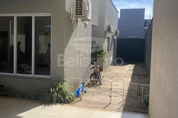 Casa bem localizada, no bairro Vila Nova. Casa contendo 03 (três) quartos, sendo 01 com closet, escritório, portão automático, cozinha, cerca elétrica, placa de energia solar, área gourmet e garagem para 2 carros.