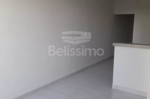 Casa com excelente localização 10 minutos do centro. Casa de 2 quartos,  01(uma) sala de TV, 01 (uma) cozinha, 01 (uma) área de serviço, 01 (um) banheiro e com garagem para 2 carros.  Construção 64m²