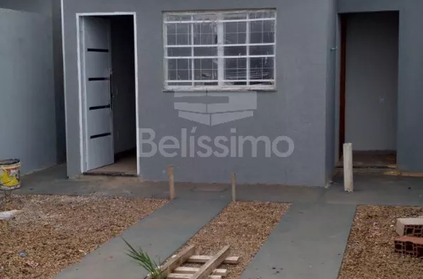 Casa com excelente localização. Casa de 2 quartos,  01(uma) sala de TV, 01 (uma) cozinha, (01) banheiro, 01 (uma) área de serviço coberta e garagem para 1 carro.