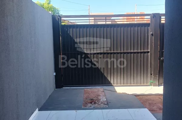 Casa bairro Ipê1, bem localizada. Casa contendo, 2 (Dois) Quartos, sendo 1 (Uma) suíte, 2 (Dois) Banheiros, Sala de TV, Cozinha, Lavanderia e garagem para dois carros.