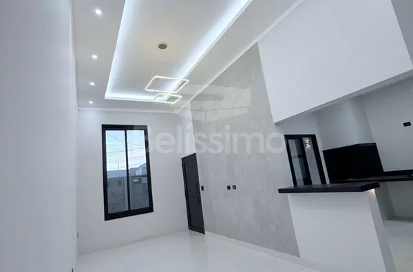 Casa com excelente localização com 03 (três) quartos, sendo 01 (um) suíte com closet, 02 (dois) banheiros, 01 (uma) sala de estar, 01 (uma) cozinha gourmet, 01 (uma) lavanderia e com garagem coberta