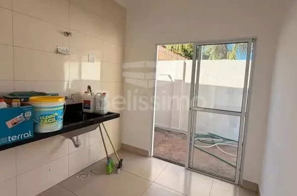 Casa localizada no Bairro Paranapungá, com 03(Três) Quartos, sendo uma suíte, 01(uma) Sala com pé direito alto, 01(jardim frutífero), 01(uma) cozinha, 02(dois) Banheiros e um lavabo, Lavanderia coberta, Garagem para 02 Veículos,