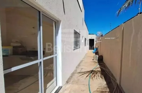 Casa localizada no Bairro Paranapungá, com 03(Três) Quartos, sendo uma suíte, 01(uma) Sala com pé direito alto, 01(jardim frutífero), 01(uma) cozinha, 02(dois) Banheiros e um lavabo, Lavanderia coberta, Garagem para 02 Veículos,