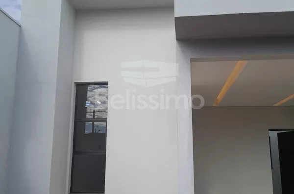 Imóvel de alto padrão no bairro Jardim das Oliveiras, casa possui 3 quartos, sendo uma suíte com closet, sala c/ pé direito alto, cozinha com área gourmet, lavanderia restrita, garagem para 2 carros e piscina.
