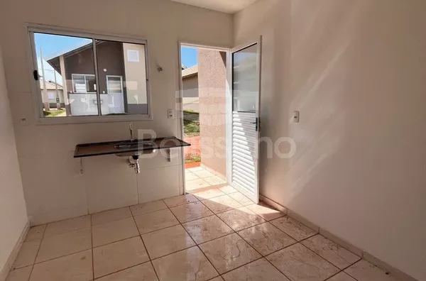 Casa em condomínio para venda, com 3(Três) quarto(s) sendo 1(Uma) suíte, 1(Uma) sala, 1 (Uma) cozinha, 2(Dois) banheiros, 1(Uma) lavanderia e garagem para 1(Um) carro.