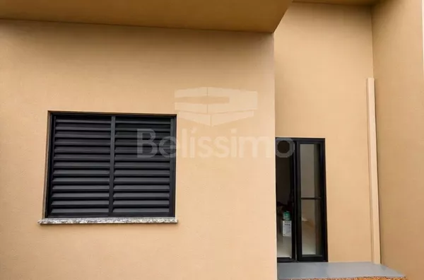 Casa com excelente localização 10 minutos do centro. Casa com 02 (dois) quartos, sendo 01 (um) suíte, 02 (dois) banheiros, 01 (uma) sala de estar, 01 (uma) cozinha, 01 (uma) lavanderia, com garagem - Foto 1