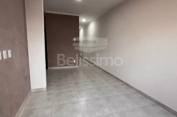 Casa com excelente localização 10 minutos do centro. Casa de 2 quartos, sendo 1 suíte, 01(uma) sala de TV com pé direito alto, 01 (uma) cozinha, 01 (uma) área de serviço coberta, 02 (dois) banheiros e com garagem coberta para 1 carro.