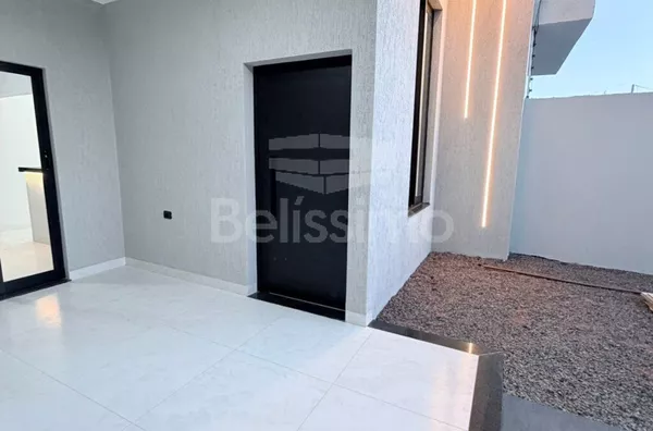 Casa com excelente localização com 03 (três) quartos, sendo 01 (um) suíte com closet, 02 (dois) banheiros, 01 (uma) sala de estar, 01 (uma) cozinha gourmet, 01 (uma) lavanderia e com garagem coberta