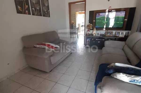 Casa á venda no Bairro Santos Dumont. Contendo 03(três) quarto(s) com planejados, sendo 1 suíte, 01(uma) sala de TV, 01(um)banheiro social com planejado, 01(uma) cozinha ampla com planejados, Área gourmet  com lavabo, lavanderia coberta, garagem para 3 ca