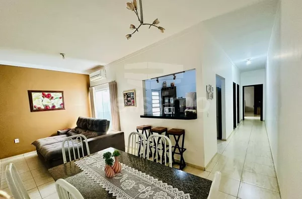 Linda casa com boa localização e placa solar de 455kw!