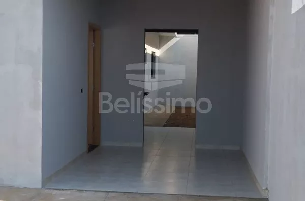 Casa com excelente localização. Casa com 02 (dois) quartos, 01 (um) banheiro, 01 (uma) sala de estar, 01 (uma) cozinha, 01 (uma) lavanderia e garagem para 2 carro.