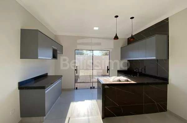 Linda casa á venda localizada no Bairro Santa Terezinha, Contendo 03(três) quartos, sendo uma suíte, 01(uma) sala de TV,  01(uma) cozinha com planejados, 02(dois) banheiros, 01(uma) área de serviço coberta e com garagem para 2 carros. 