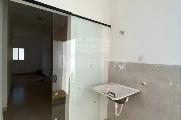 Casa com excelente localização 10 minutos do centro. Casa de 2 quartos, 01(uma) sala de TV, 01 (uma) cozinha, 01 (uma) área de serviço, 01 (um) banheiro e com garagem coberta. - Foto 8
