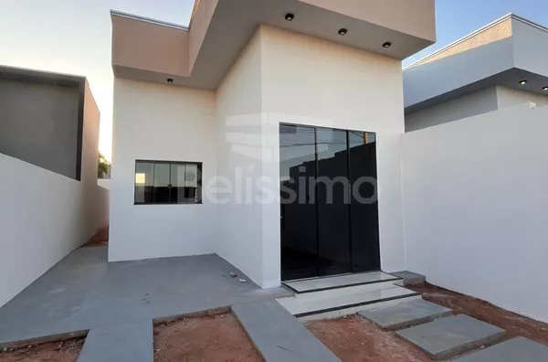 Casa com excelente localização 10 minutos do centro. Casa com 02 (dois) quartos, sendo 01 (um) suíte, 02 (dois) banheiros, 01 (uma) sala de estar, 01 (uma) cozinha, 01 (uma) lavanderia e garagem para 2 carro. 