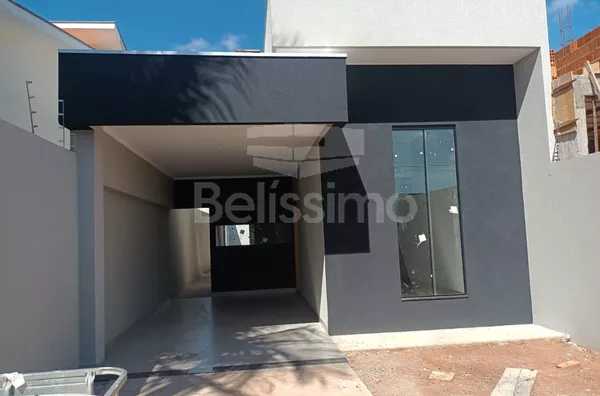 Casa com excelente localização no Santos Dumont.  Casa Contendo:  03 (Três) Quartos, sendo 01 (Uma) Suíte, 01 (Uma) Sala com pé direito amplo, 01 (Uma) Cozinha, 02 (Dois) Banheiros, 01 (Uma) Área de serviço coberta, Garagem para 02 carros
