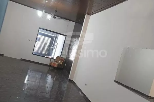 Casa com excelente localização 5 minutos do centro, á 100 mts da Lagoa maior, casa de 2 quartos, sendo 1 suíte, 01(uma) sala de TV, 01 (uma), 01 (uma) cozinha com armários planejados, 01 (uma) área de serviço coberta, 01 (um) banheiro e com garagem para 1