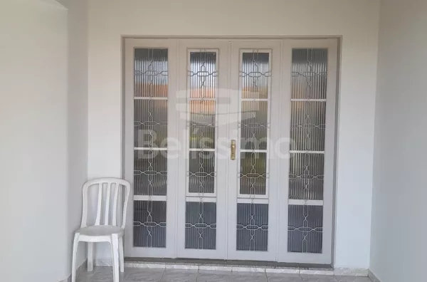 Casa com fino acabamento no Bairro Santos Dumont, excelente localização. Contendo 03(três) quartos, sendo uma suíte, 01(uma) sala, 01(uma) sala de jantar, 01(uma) cozinha ampla com planejados, 04(quatros) banheiros, espaço com área gourmet, garagem cobert