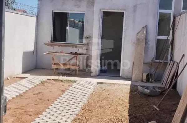 Casa com excelente localização no Bairro Santa Rita. Casa com: 02(Dois) Quartos, sendo 01 (um) suíte, 01(uma) Sala de TV, 01(uma) Cozinha, 02(dois) Banheiros, 01(uma) Área de serviço, Garagem. Área Construída: 60m² - Foto 1