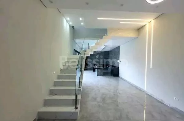 Belíssimo sobrado localizado em Três Lagoas M/S, no bairro Bela Vista da Lagoa, cinco minutos da lagoa maior! Com fino acabamento, contendo os seguintes cômodos: 4 (quatro) quartos, sendo todos suítes, 01(um) lavabo, 05(cinco) banheiros, 01 (uma) cozinha,