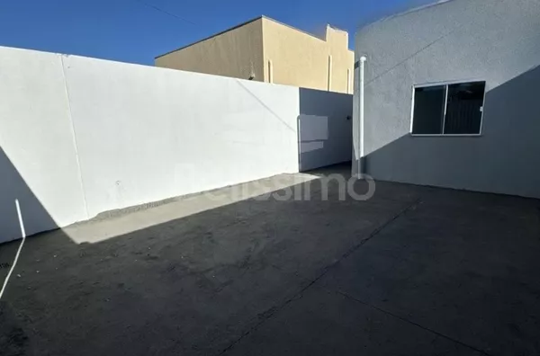 Casa com excelente localização no bairro Montanini. Casa de 2 quartos,  01(uma) sala de TV, 01 (uma) cozinha, (01) banheiro, 01 (uma) área de serviço coberta e garagem para 2 carros.