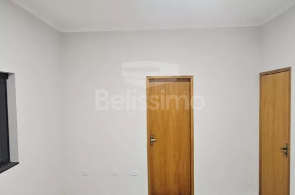 Casa localizada no bairro Parque São Carlos. Contendo 2 (dois) quartos, sendo 01 (um) suíte, 02 (dois) banheiros, 01 (uma) sala de estar, 01 (uma) cozinha, 01 (uma) lavanderia e com garagem