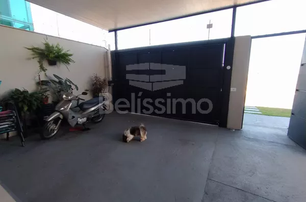 Casa localizada em Três Lagoas MS no bairro: Nova Três Lagoas, contendo os seguintes cômodos: 02 (dois) quartos, sendo 01 (uma) suíte, 02 (dois) banheiros, 01 (uma) cozinha gourmet, 01 (uma) sala TV, lavanderia coberta, garagem para 2 carros. 