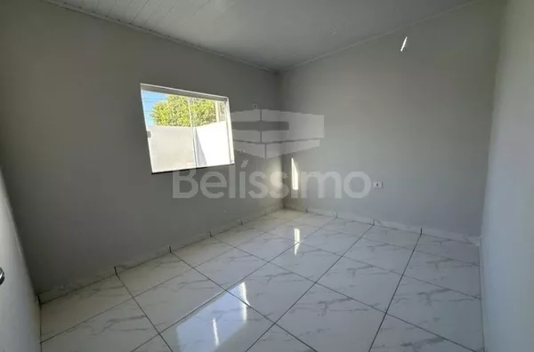 Casa com excelente localização no bairro Montanini. Casa de 2 quartos,  01(uma) sala de TV, 01 (uma) cozinha, (01) banheiro, 01 (uma) área de serviço coberta e garagem para 2 carros.