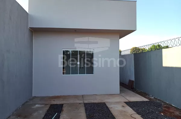 Casa localizada no bairro Parque São Carlos. Contendo 2 (dois) quartos, sendo 01 (um) suíte, 02 (dois) banheiros, 01 (uma) sala de estar, 01 (uma) cozinha, 01 (uma) lavanderia e com garagem para 2 carro. 