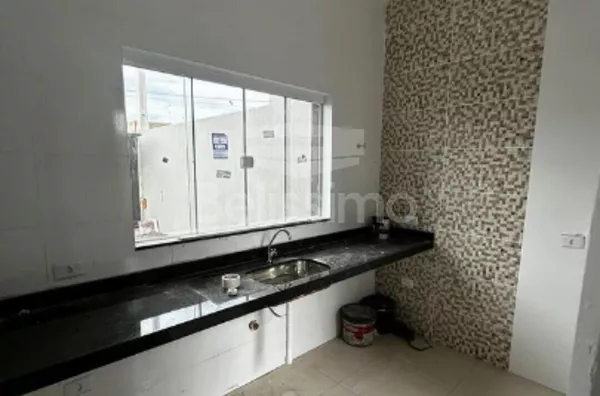 Casa com excelente localização. Casa de 2 quartos,  01(uma) sala de TV, 01 (uma) cozinha, (01) banheiro, 01 (uma) área de serviço coberta e garagem para 1 carro.