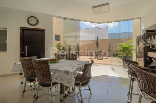 Casa com excelente localização no Jardim Dos Ipês I.  Moveis planejado em todo o imóvel, toda mobilhada (Eletros domésticos não estão incluso), ar-condicionado em todos os cômodos.