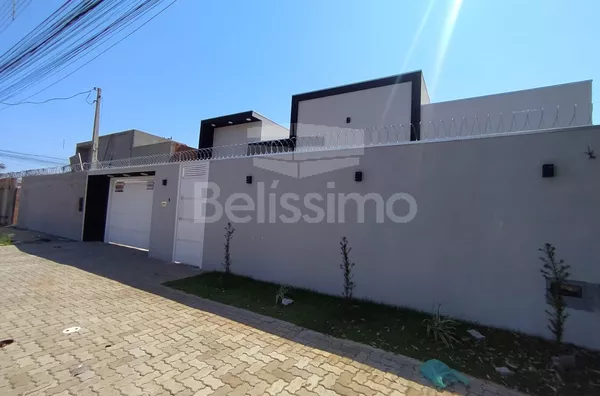 Linda Casa com excelente localização, 10 minutos do centro, Contendo 03(três) quartos, sendo uma suíte, 01(uma) sala de TV ampla,  01(uma) cozinha, 02(dois) banheiros, 01(uma) área de serviço coberta e com garagem para 2 carros.   Área Construída: 85,73m²