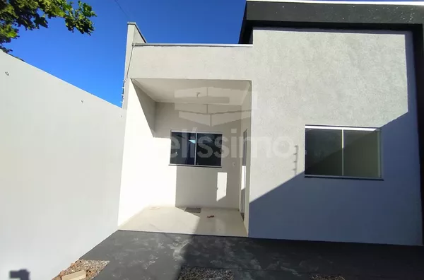 Linda Casa no Mais Parque.  Casa com 02 (dois)  quartos, sendo 1 suíte, 01(um) banheiro social, 01(uma) sala de estar,01(uma) cozinha, lavanderia coberta, garagem para 1 carro.