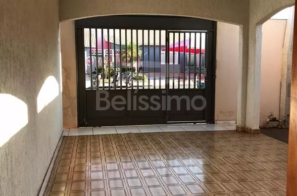 Casa bem localizada, no Colinos. Casa contendo 03 (três) quartos, 02 (dois) banheiros, sala, cozinha, lavanderia e garagem.