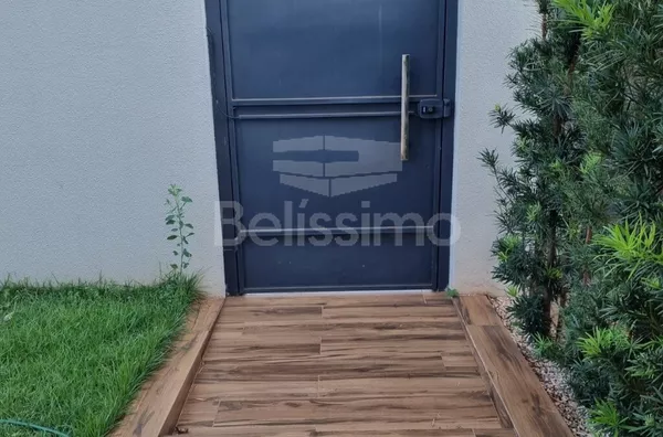 Casa localizada em Três Lagoas MS no bairro Jardim dos Ipês III, , tendo os seguintes cômodos: 3(três) dormitórios sendo 01 (uma) suíte, 01 (um) banheiro social, 01(lavabo), 01 (uma) cozinha com planejados, 01 (uma) sala TV, lavanderia coberta, garagem co