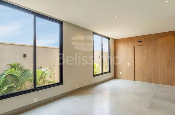 Casa com excelente localização no Condomínio Quarta Lagoa Eco Residence. Casa com 03(Três) quartos, sendo todos suíte, 01(uma) sala de TV,  01(uma) cozinha com área gourmet, 04(quatro) banheiros, 01(uma) área de serviço coberta e com garagem para 2 carros