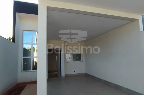 Casa com excelente localização 12 minutos do centro. Casa de 2 quartos, sendo 1 suíte, 01(uma) sala de TV, 01 (uma) cozinha com planejados , 01 (uma) área de serviço coberto e 02 (dois) banheiros e com garagem para 1 carro.  Área construída 73 m²  Área to