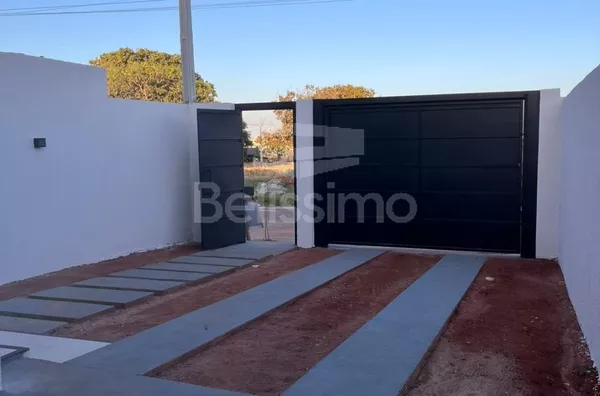 Casa com excelente localização 10 minutos do centro. Casa com 02 (dois) quartos, sendo 01 (um) suíte, 02 (dois) banheiros, 01 (uma) sala de estar, 01 (uma) cozinha, 01 (uma) lavanderia e garagem para 2 carro. 