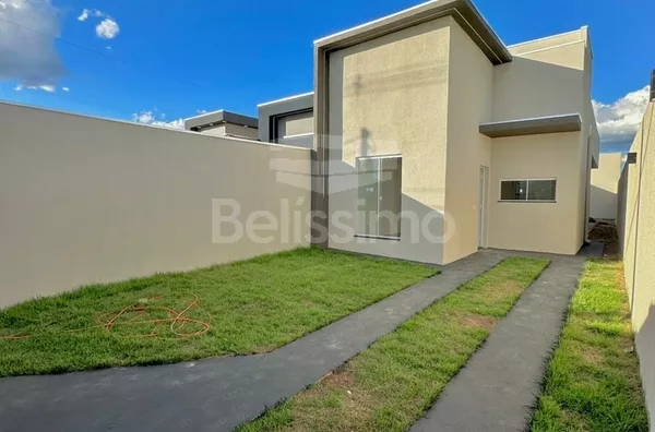 Ótima oportunidade no Loteamento Santa Helena. Casa de 2 quartos, sendo 1 suíte, 01(uma) sala, 01 (uma) cozinha, 01 (uma) área de serviço e 02 (dois) banheiros e garagem para 2 carros.