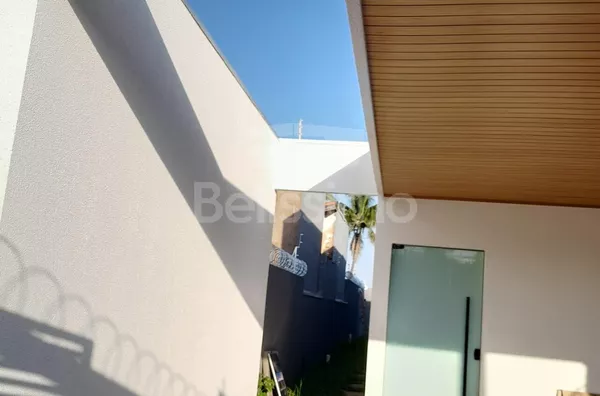 Casa com fino acabamento no Bairro Santos Dumond, excelente localização. Contendo 03(três) quartos, sendo uma suíte, 01(uma) sala, 01(uma) cozinha ampla, 02(dois) banheiros, lavanderia  e garagem coberta.